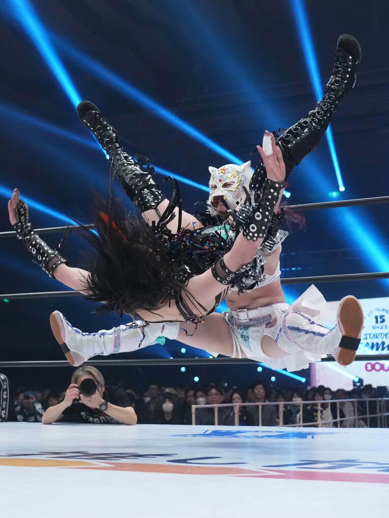 タイガードライバーで上谷沙弥を攻めるスターライト・キッド　©Essei Hara