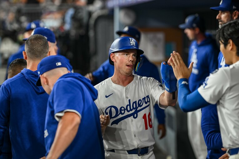 【常勝ドジャースと大谷らの”ステキな日常”／全100枚超】大谷さんとハイタッチのスミス…写真はまだまだ続きます　©Nanae Suzuki