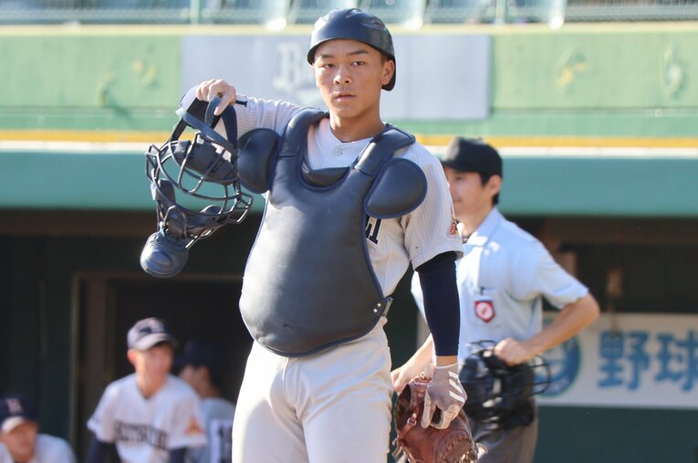 京都の強豪・立命館宇治高の野球部主将を務める伊藤央太。4番で捕手とまさにチームの“要”の存在だが、昨年から突然襲われた病魔と闘っている ／ photograph by Fumi Sawai