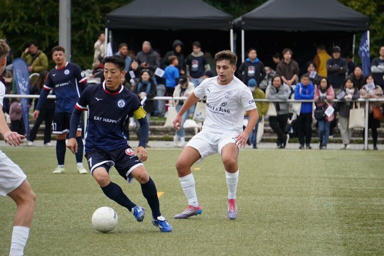 コーチ兼選手として奮闘する奥田裕也　©Basara Mainz