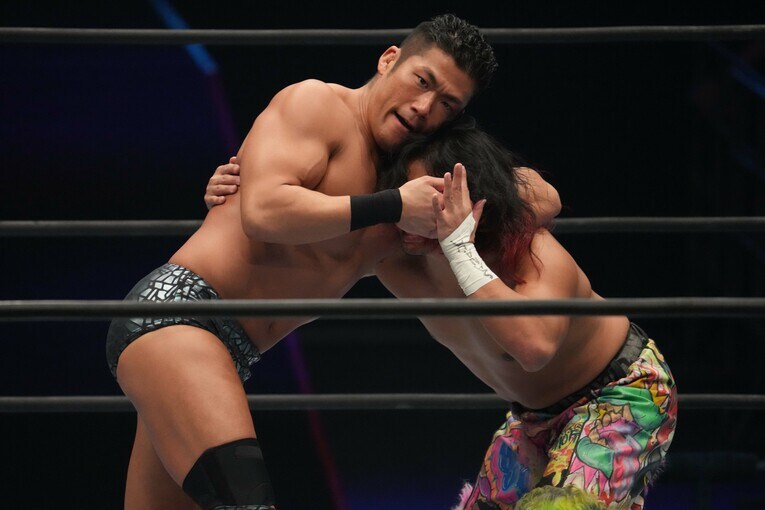 5月3日、福岡国際センター。SANADAの初防衛戦の相手はジュニア・ヘビー級王者の高橋ヒロムだった