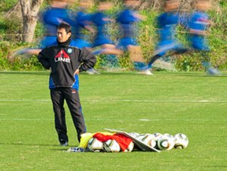 選手たちのトレーニングを見守る反町監督