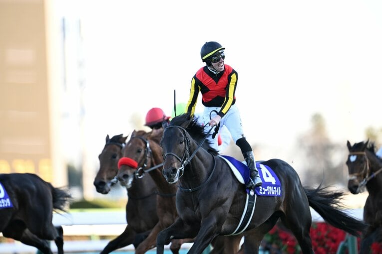 ゴール直後、立ち上がって雄叫びをあげるC・デムーロ　©Keiji Ishikawa