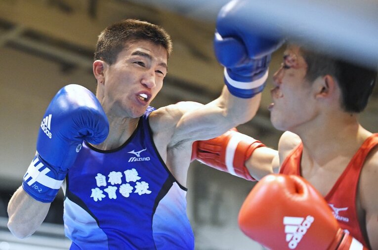 アマチュアボクシングのトップ戦線で長く活躍した柏崎刀翔。寺地拳四朗や京口紘人、重岡優大（写真右）をはじめ、のちの世界王者からも勝利を収めている ／ photograph by Naoki Fukuda