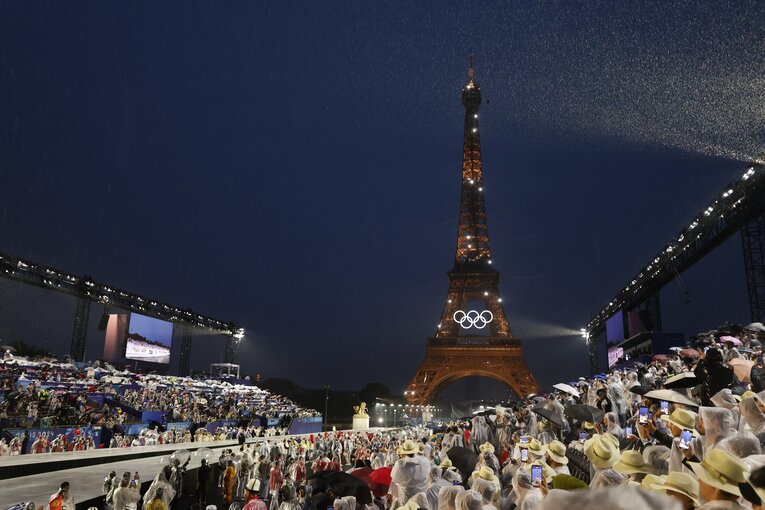 パリ五輪開会式。トロカデロ広場からエッフェル塔を望む　©JMPA PK AFLO