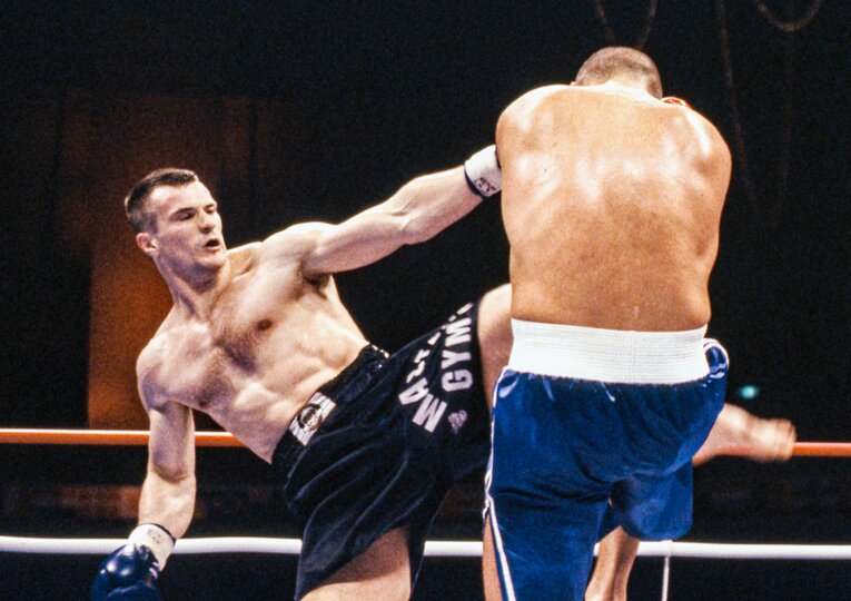 2001年3月、ミルコ・クロコップのハイキックを浴びるアーツ　©Susumu Nagao