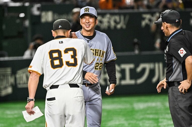 巨人・阿部監督と挨拶する藤川監督　©︎Nanae Suzuki