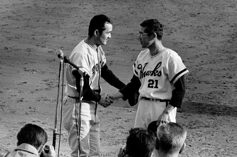 杉浦の引退試合に駆け付け、握手する長嶋　©JIJI PRESS