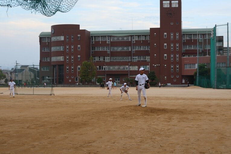 八尾高校のグラウンド。公立校らしく他の部との共同利用のため、変則的な形での利用だ　©Fumi Sawai