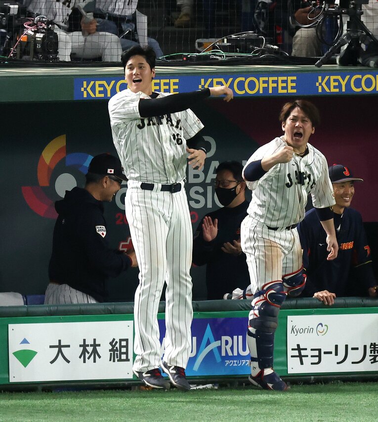 193cmの大谷、170cmの甲斐　©JIJI PRESS