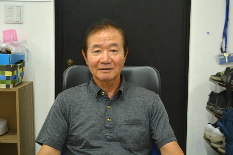 エナジックスポーツ高等学院野球部の神谷嘉宗監督（70歳） ©Takarin Matsunaga