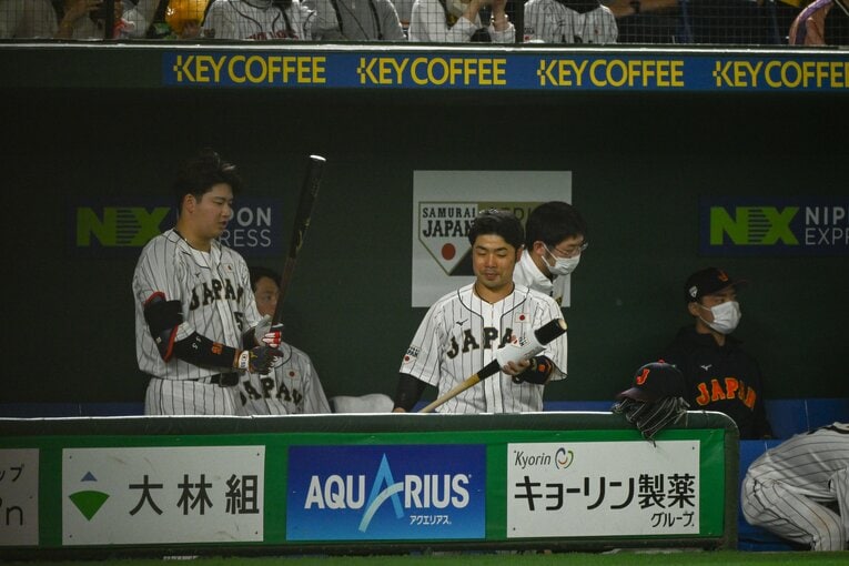 ベンチでバットを手に会話をかわす村上宗隆と近藤健介（右）©︎Nanae Suzuki