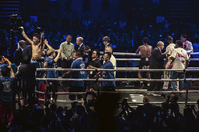 大観衆の声援に応える井上尚弥 ／ photograph by Takuya Sugiyama