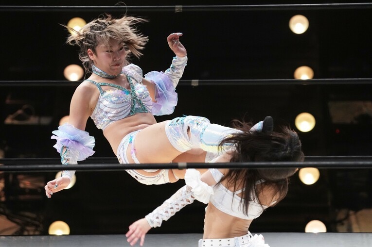 心希にフライングキックを放つ桜井麻衣　©Masashi Hara