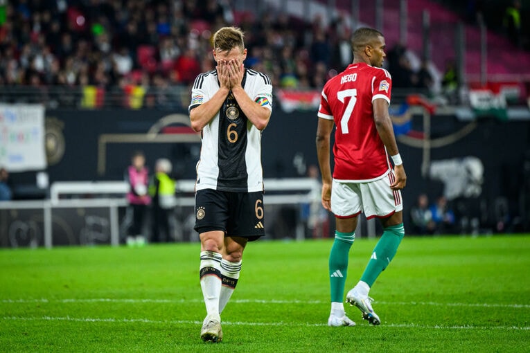ハンガリー相手の苦戦に顔を覆うドイツ主力のキミッヒ　©Getty Images