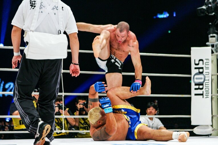 マーク・ハントを踏みつけるヴァンダレイ・シウバ　©Susumu Nagao