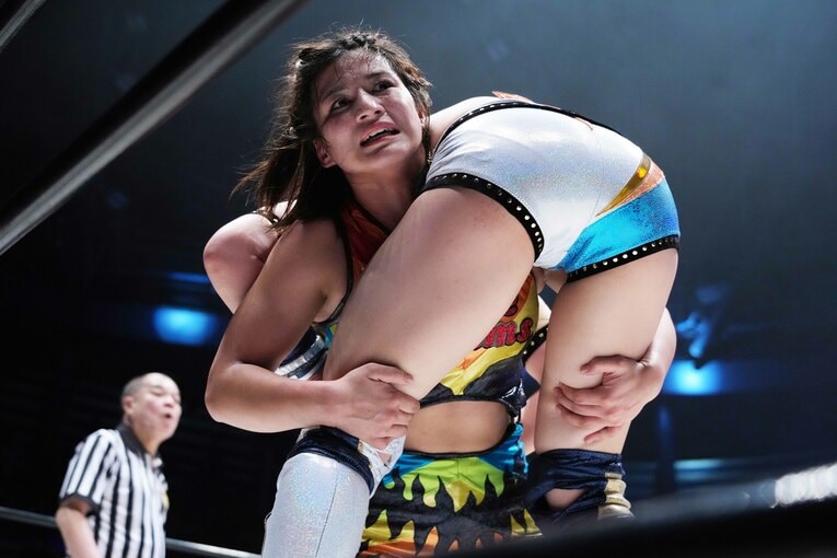 MIRAIを担ぎ上げる山岡聖怜　©Essei Hara