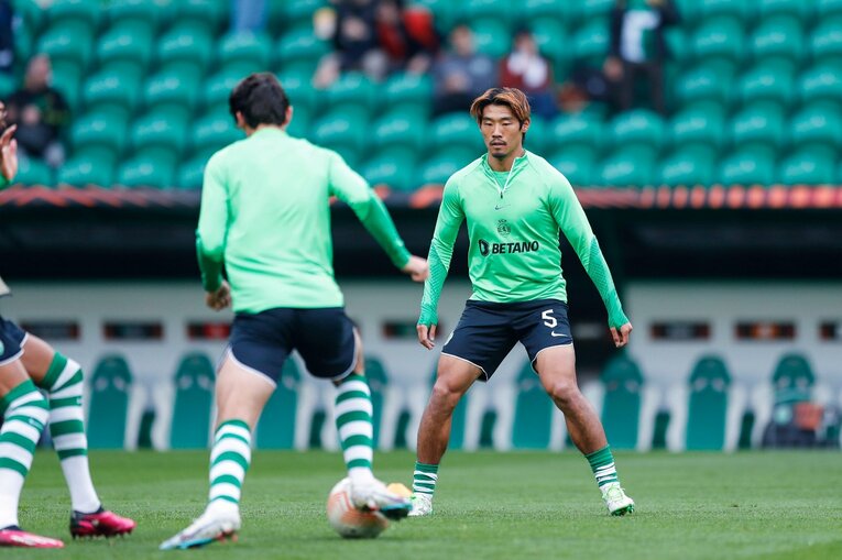 「モリタ、モリタ」とポルトガル地元カメラマン称賛…冨安健洋vs守田英正が「試合後にユニ交換」“EL日本人対決”を撮った(4)