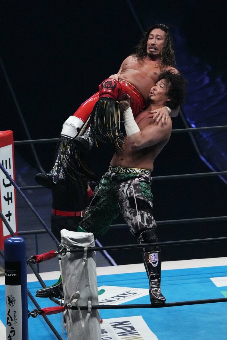 コーナーから雪崩式のバックドロップで辻陽太を投げるジェイク・リー　©Essei Hara