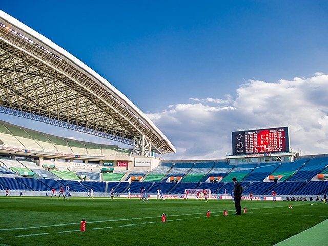 青い空 5機のヘリ 殺風景な埼スタ 観客のいないスタジアムで考えたこと Jリーグ Number Web ナンバー