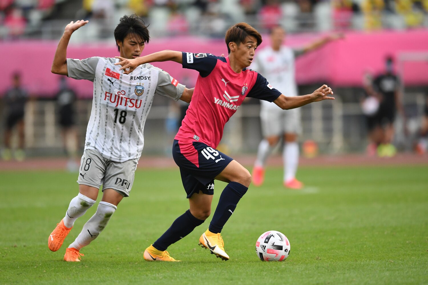 2020年10月の川崎戦、三笘薫とマッチアップする西川　©Masashi Hara/Getty Images