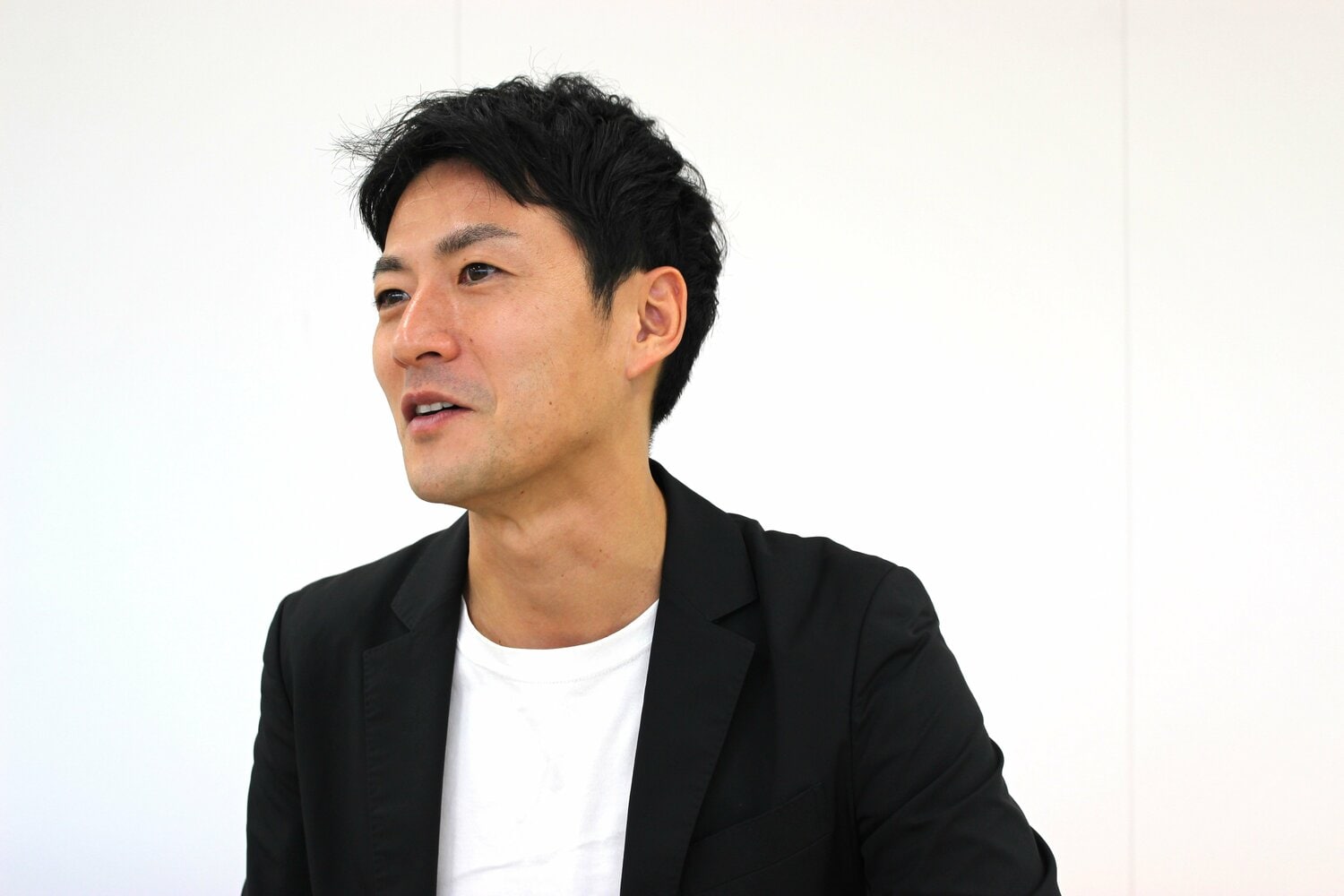 母校・早稲田大学への熱い思いを語る竹澤健介　©Number Web