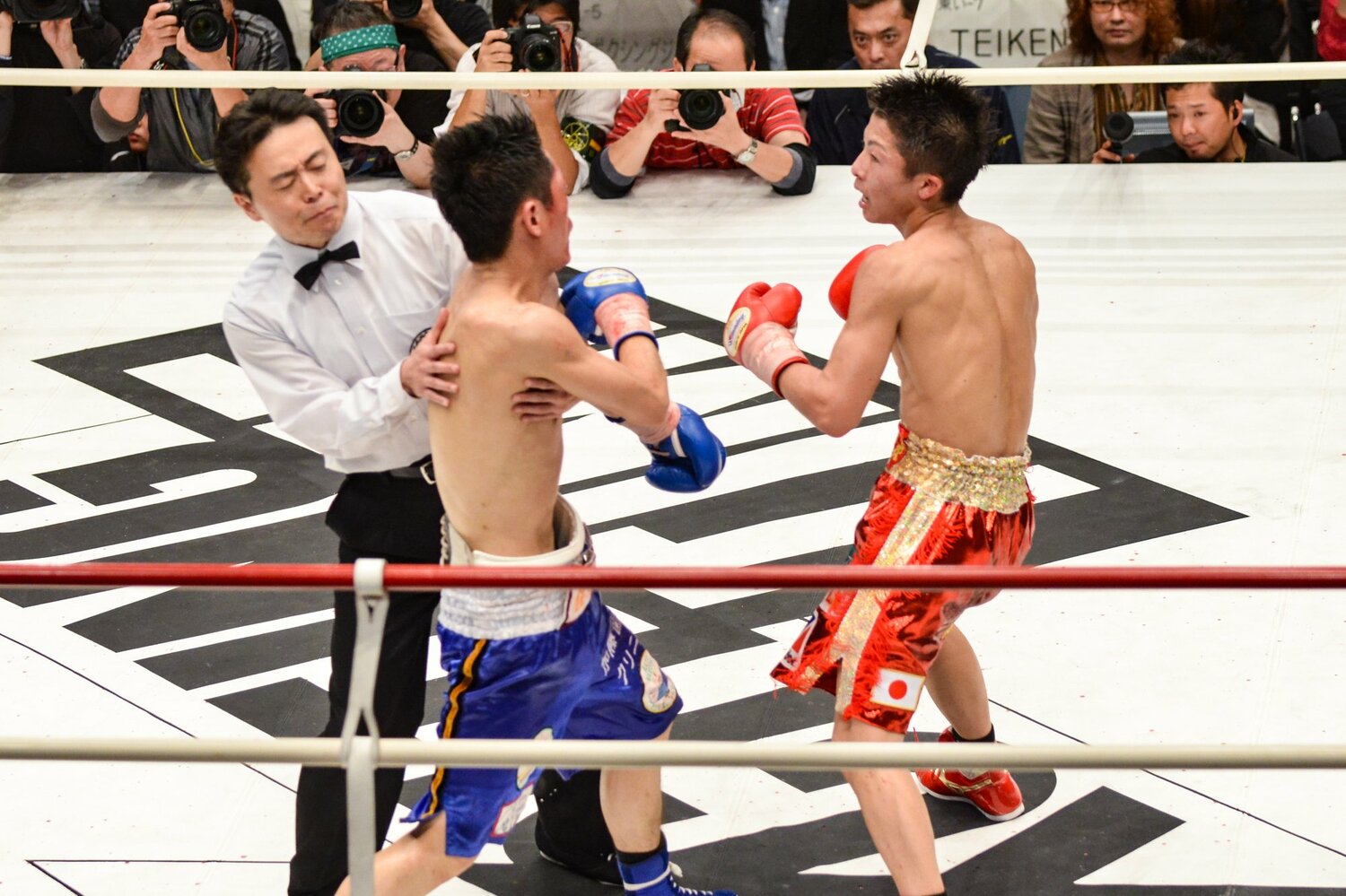 10回、中村勝彦レフェリーが試合を止めた瞬間　©Hiroaki Yamaguchi