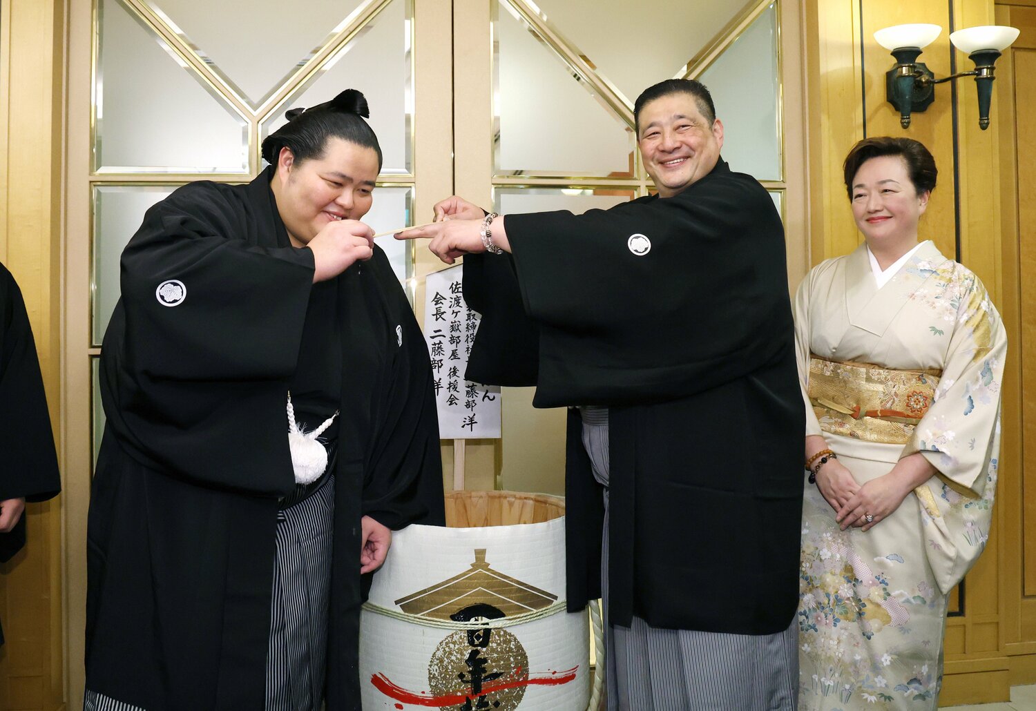 11月場所で初優勝し、水つけをする琴櫻（左）と父親で師匠の佐渡ケ嶽親方（元関脇琴ノ若）　©JIJI PRESS