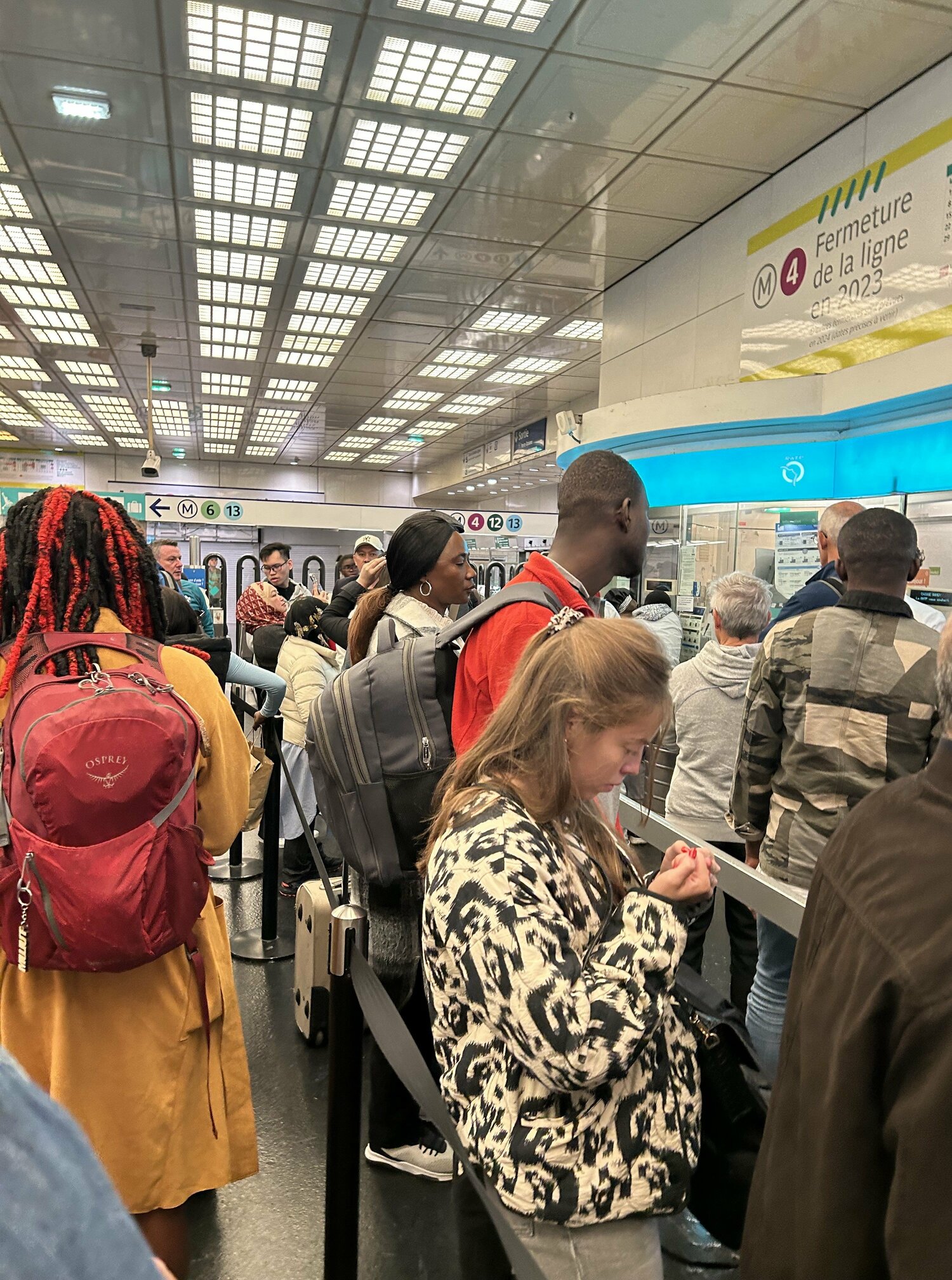 こんなにも行列に並んだのに、モンパルナス駅では結局「navigo easy」を買えなかった