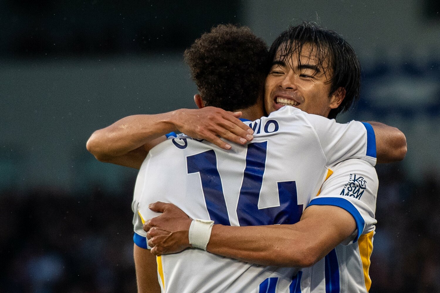 ブライトンの2点目、リュテルの同点ゴールをアシストした三笘。ゴール後に抱き合う姿もみられた　©Getty Images