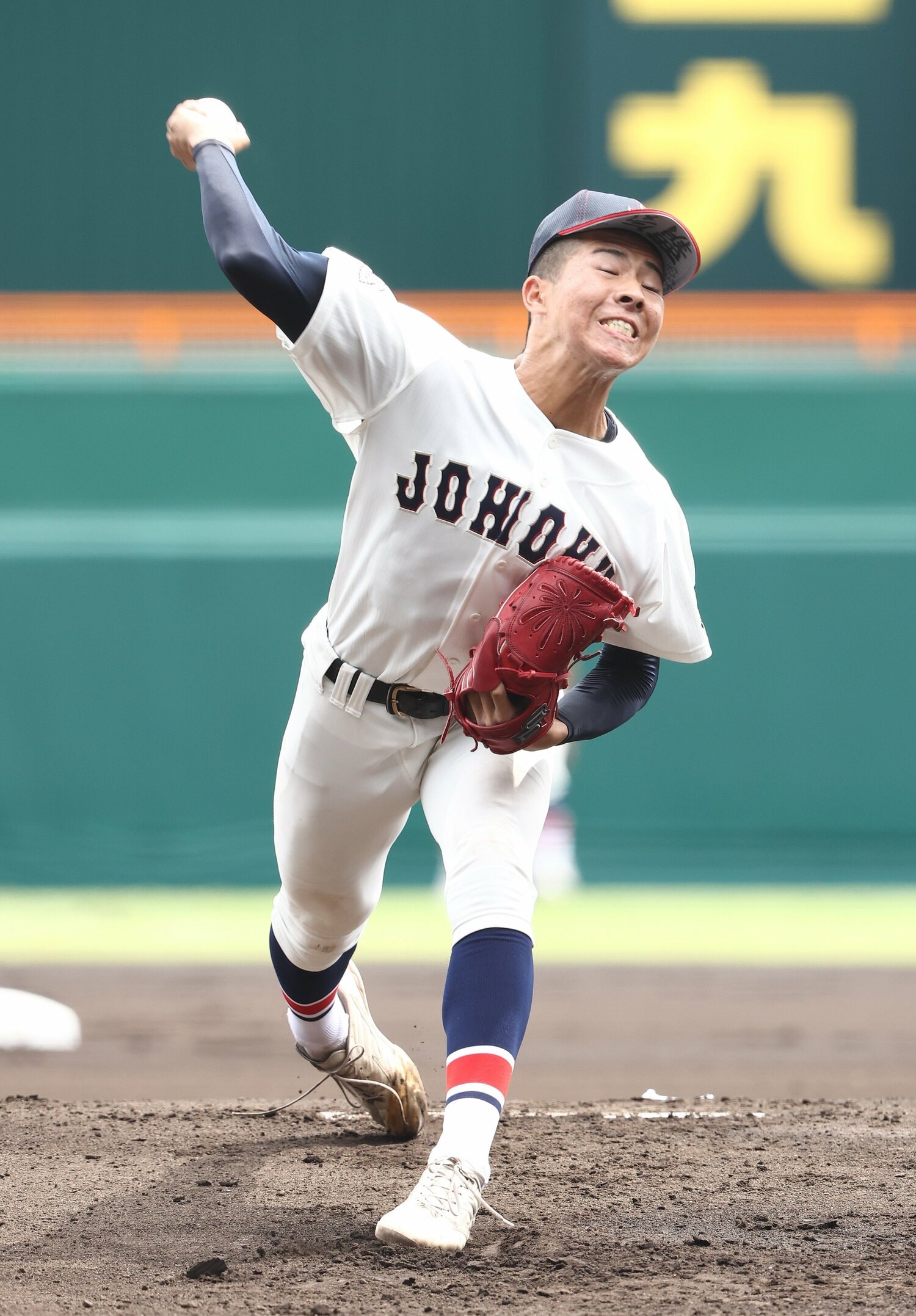 初戦で先発した鳥取城北の下浦。昨年までのタテジマからデザインを変更したが…　©JIJI PRESS