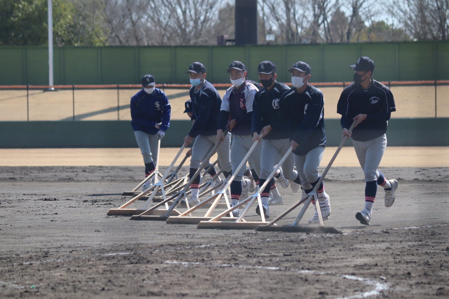 それぞれの高校の部員がグラウンド整理をしていた©Kou Hiroo