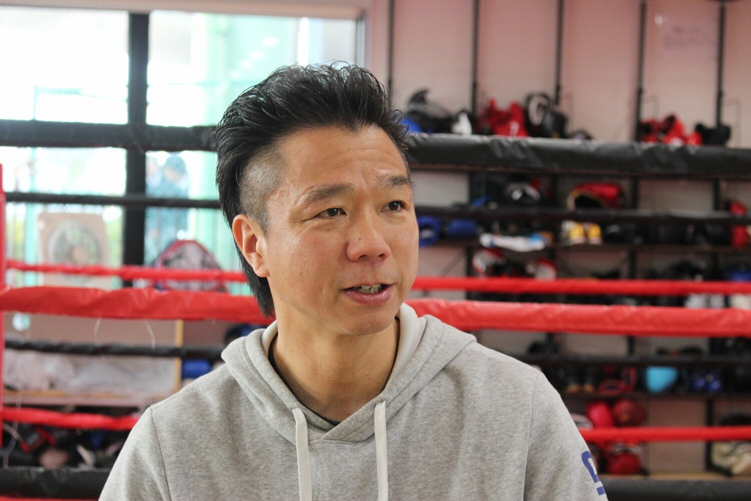 本望ボクシングジムでバレロとの激闘を振り返る本望信人会長　©Number Web