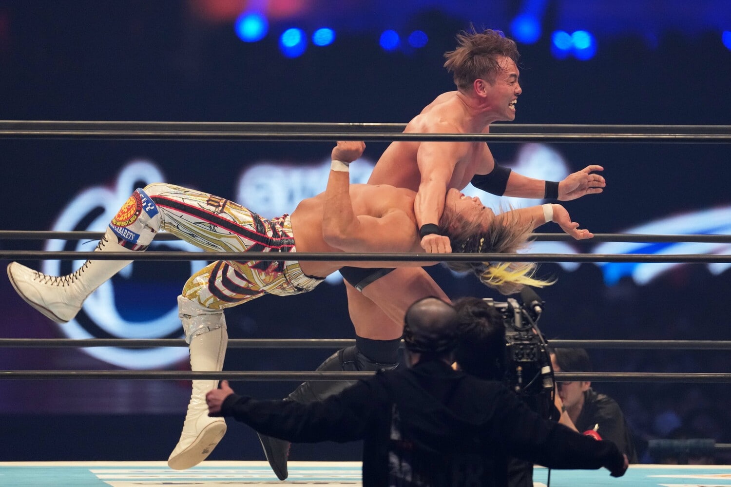 フィニッシュになったオカダ・カズチカのレインメーカーが棚橋弘至に炸裂した　©Essei Hara