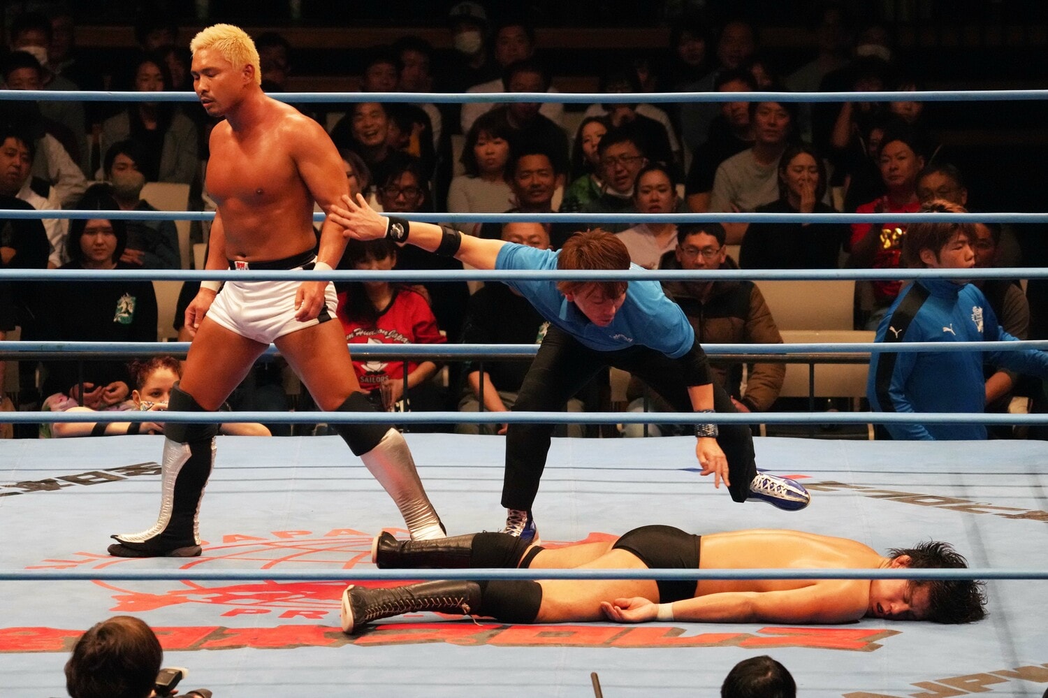 ぐったりとマットに横たわる安齊勇馬　©Essei Hara