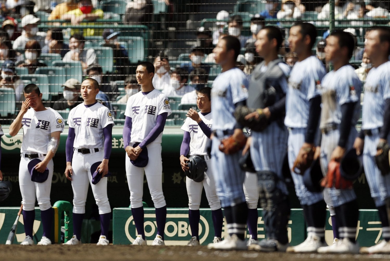 準決勝0-2で敗れ、ベンチ前に整列する達（左から3人目）ら天理ナイン。東海大相模の校歌を聞いた　©KYODO