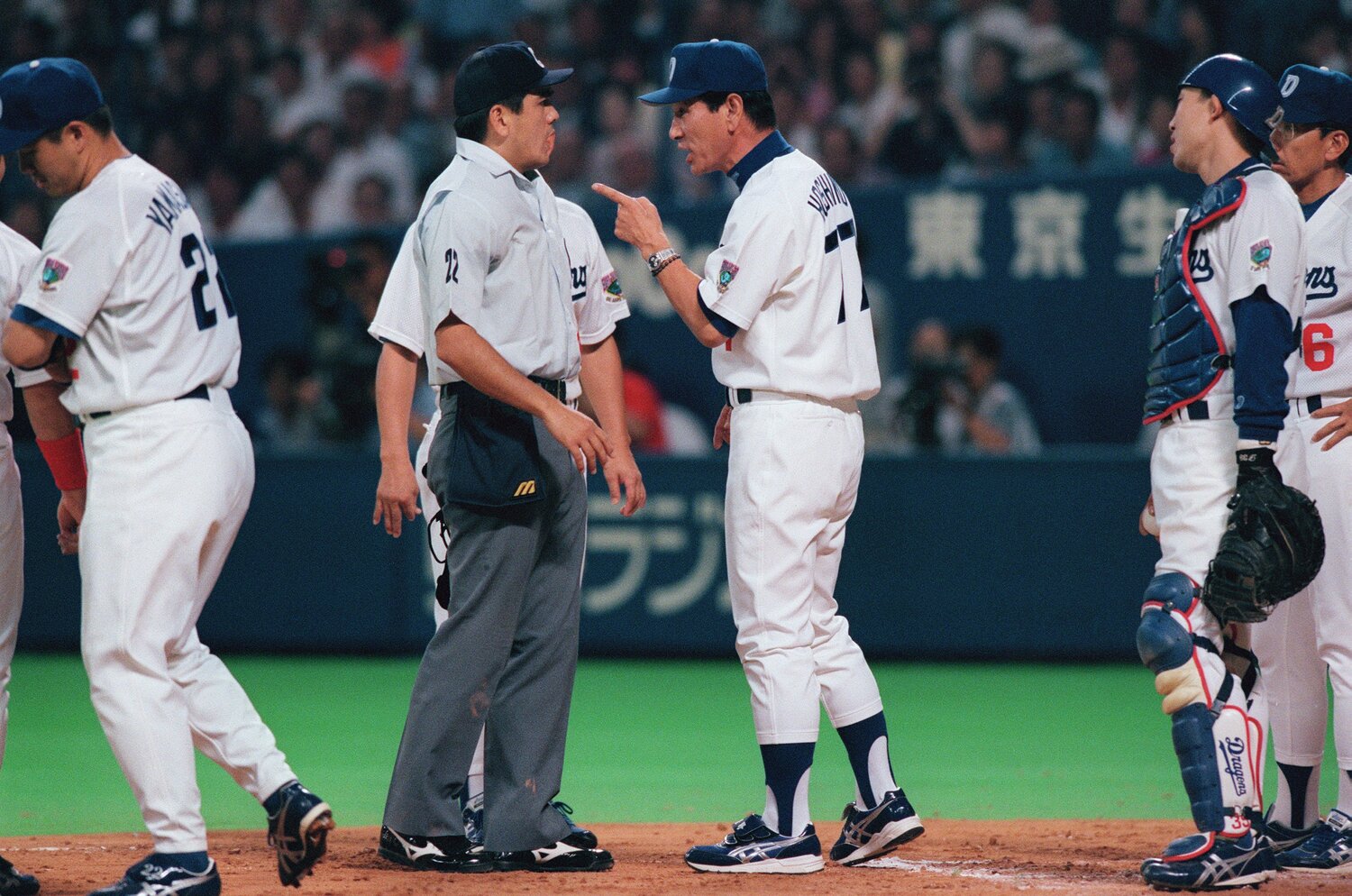 球審に激しく抗議する中日・星野監督（1998年）。右から二人目の捕手が中村武志　©︎JIJI PRESS