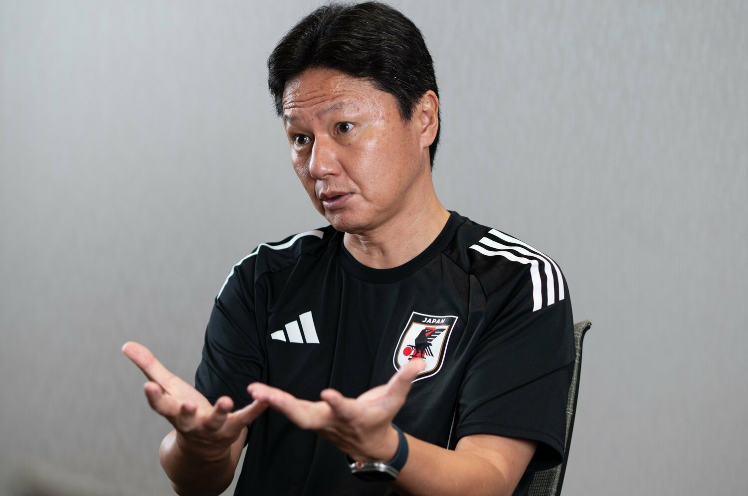 インタビュー中の大岩監督 ©Tadashi Hosoda