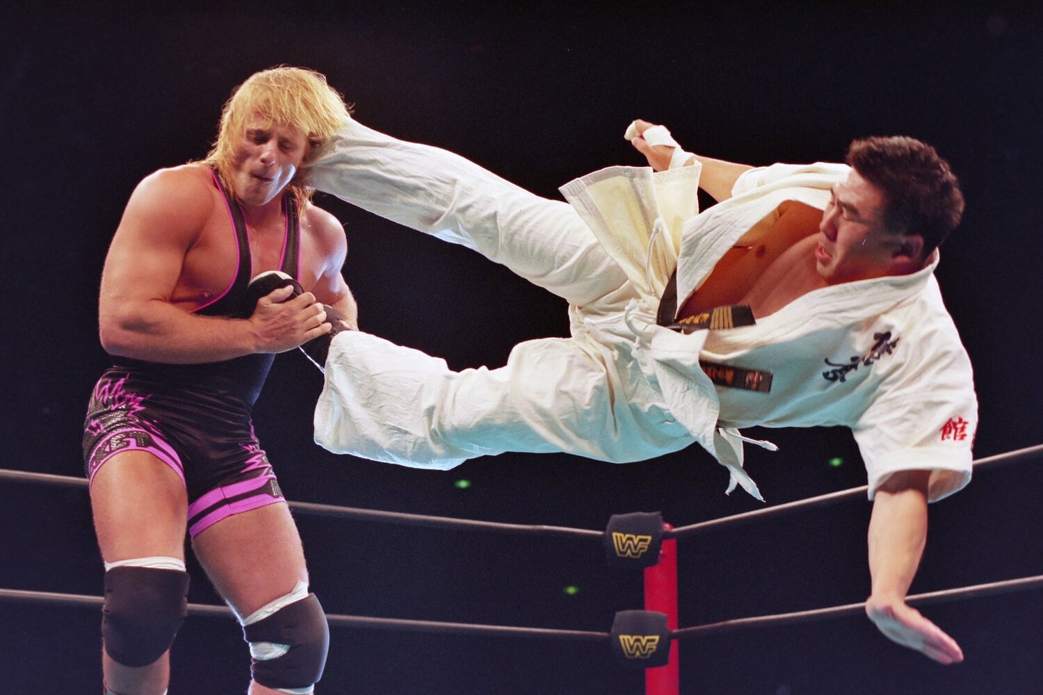 “カルガリーの天才児”オーエン・ハートに飛び蹴りを入れる青柳政司