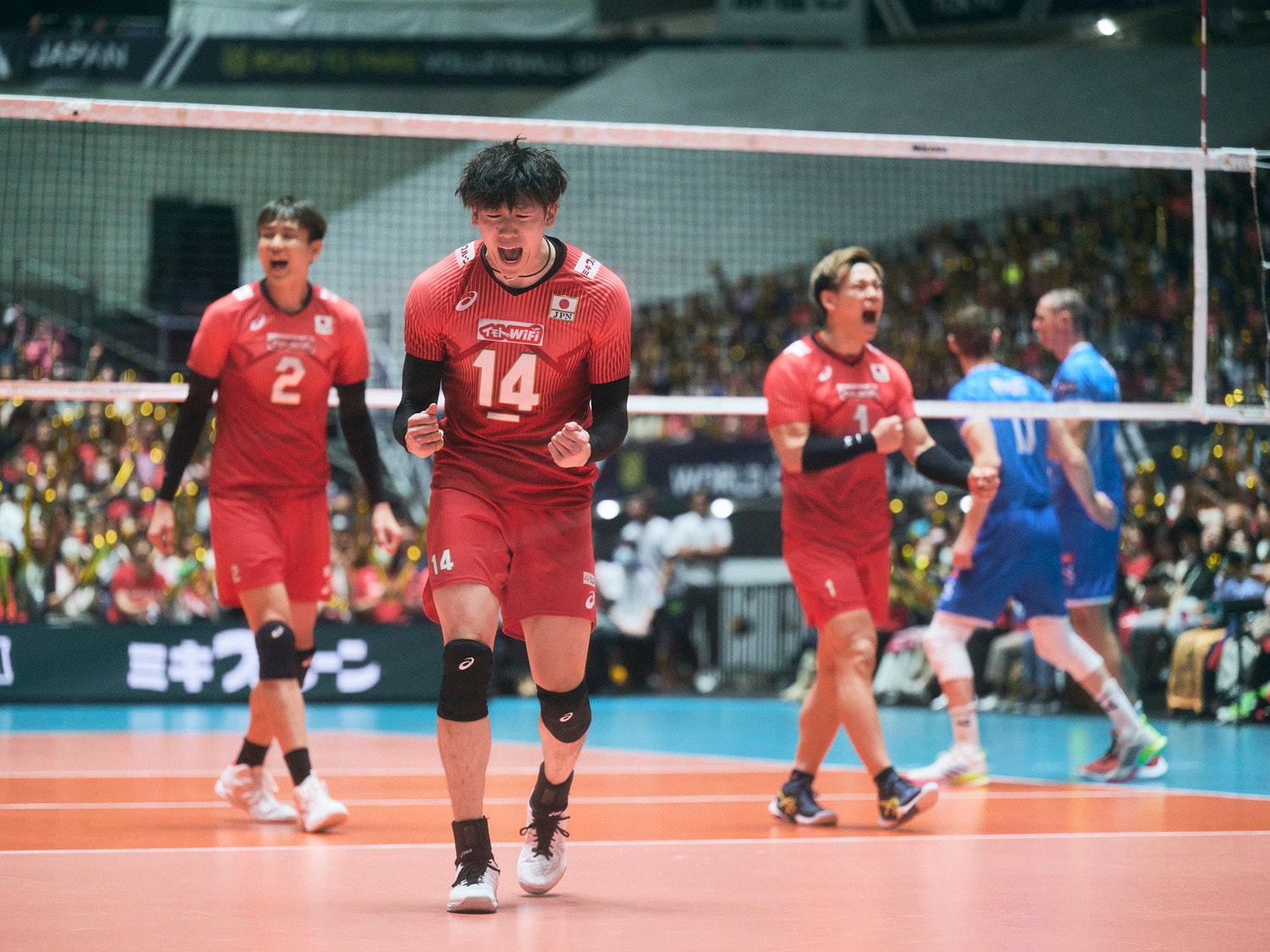 パリ五輪出場を決めたスロベニア戦、感情を前面に出してチームを鼓舞する石川祐希　©Yuki Suenaga