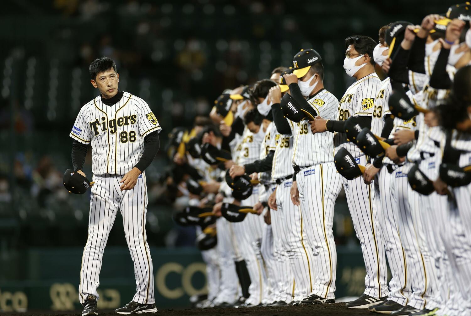 レギュラーシーズン終了の挨拶では、CSに向けて切り替えることを強調した阪神・矢野監督　©︎KYODO