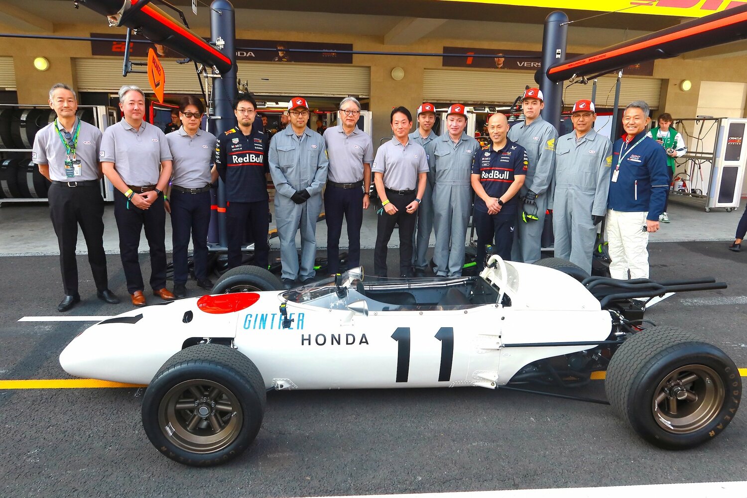 ヒストリカルなユニフォームに身を包んだ、三部社長（左から6番目）らホンダのスタッフたち　©Masahiro Owari
