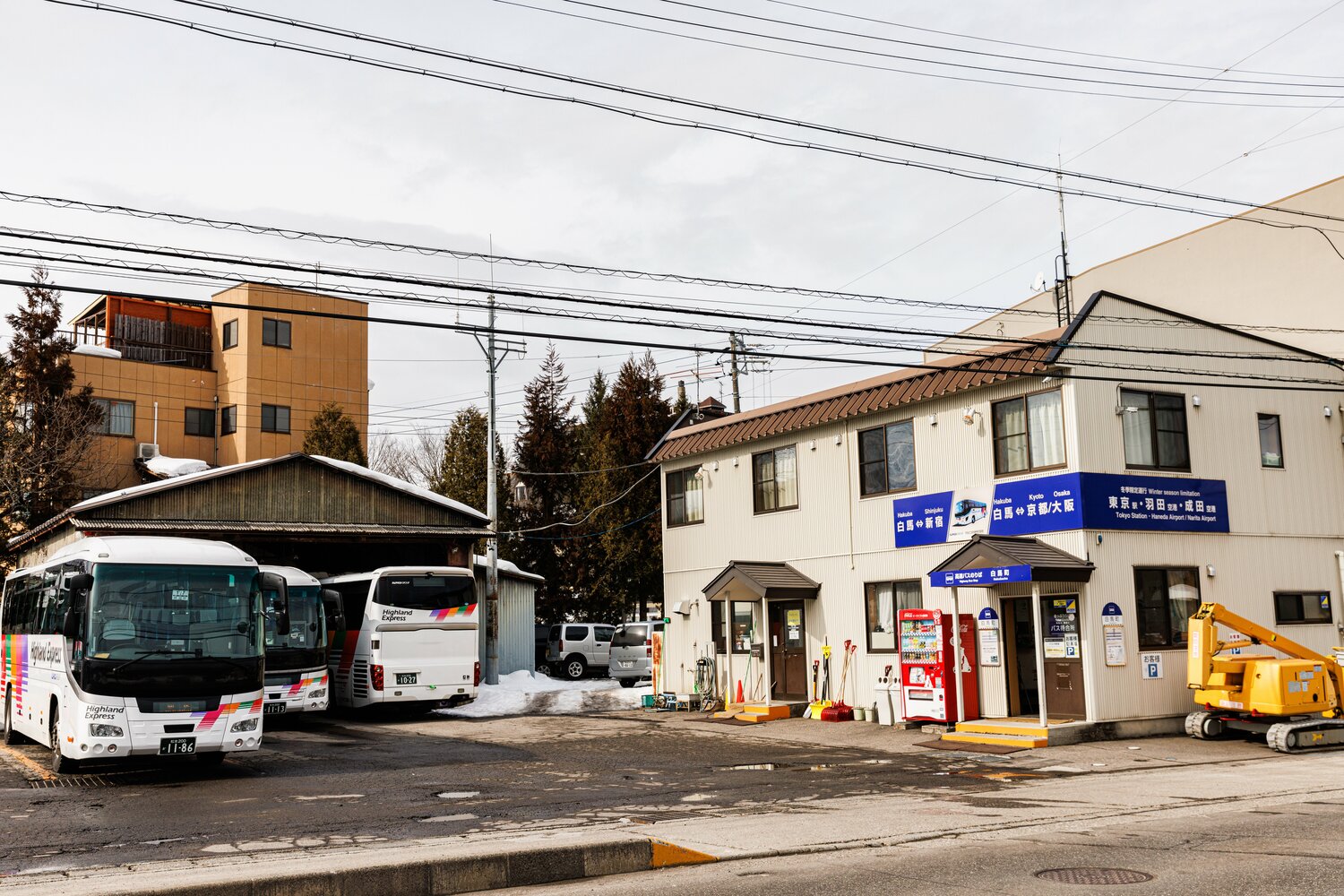 駅近くの長距離バス乗り場。東京、京都・大阪などへのバスが運行している