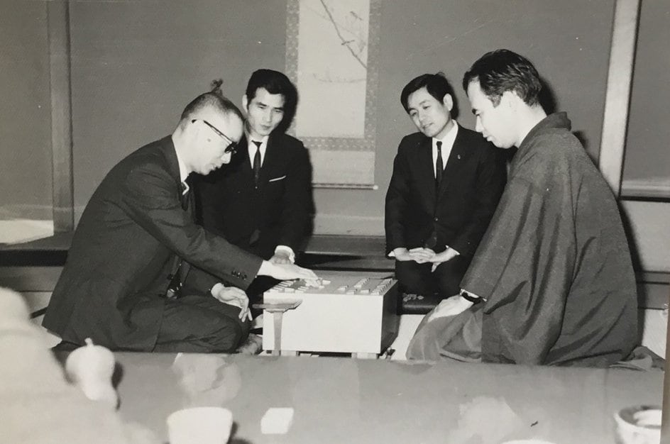 血涙十番勝負・第2局の対局光景。（左から）山口瞳、1人おいて芹沢八段、山田道美八段　©Noboru Tamaru