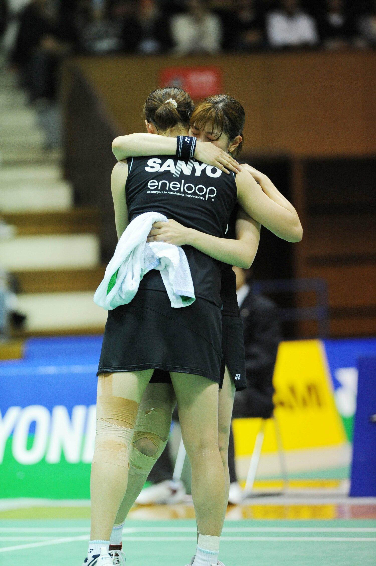 2008年全日本総合選手権で5連覇を果たし、試合後に2人は抱擁。感動的なフィナーレを迎えた　©AFLO