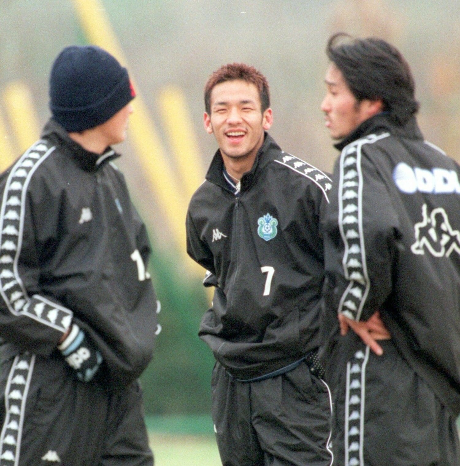 大神グラウンドでの練習中、チームメイトと談笑する中田英寿（1997年）©︎Sankei Shimbun