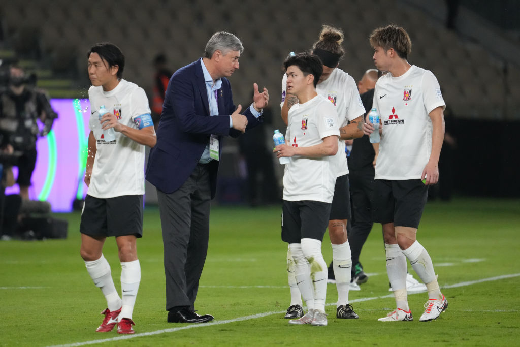 大久保らに指示を授けるスコルジャ監督　©Etsuo Hara/Getty Images