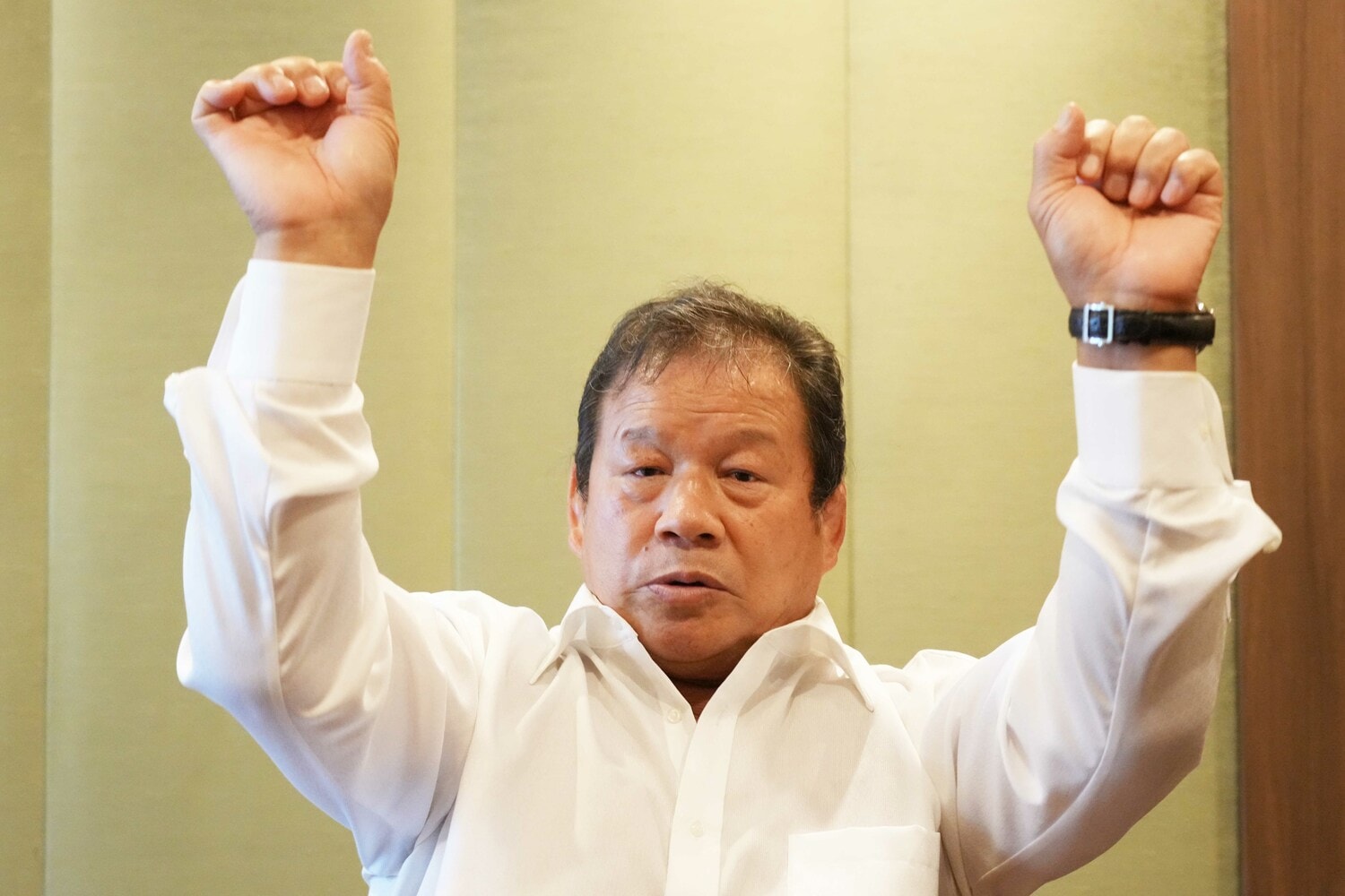 身振り手振りを交えてカール・ゴッチの指導を振り返る藤波