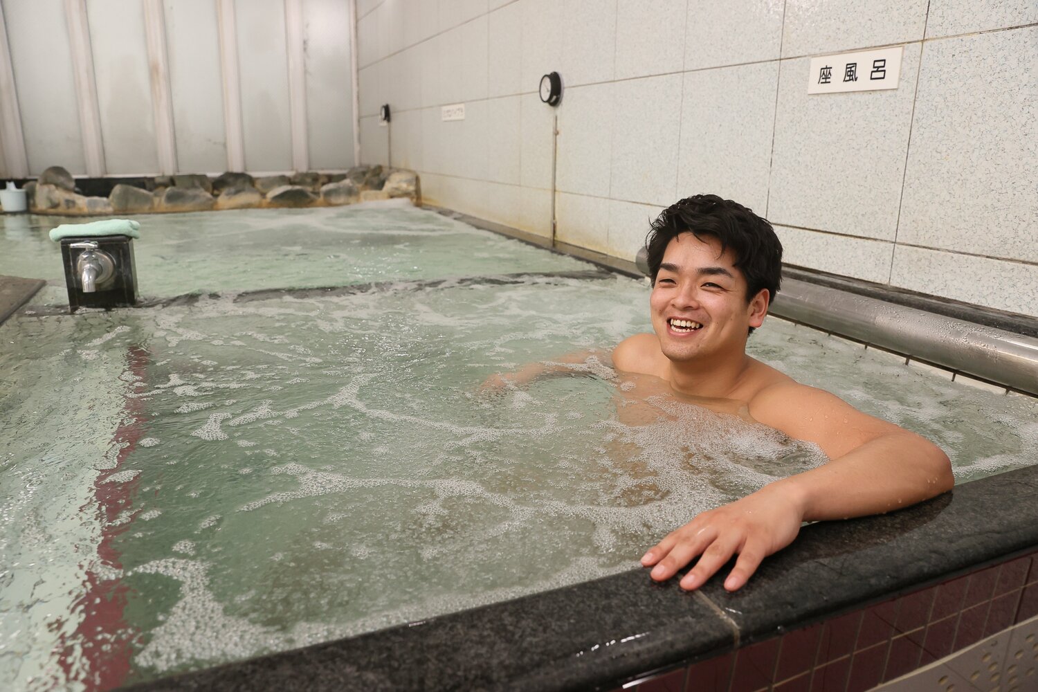 「すえひろ湯」で湯船につかる高野さん　©︎Shigeki Yamamoto