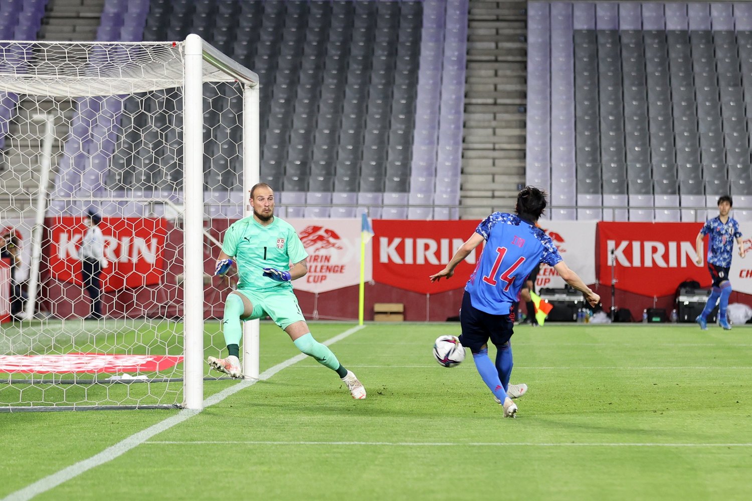 後半開始早々3分に、谷口のヘディングでゴール前に流れてきたボール。フリーで受けた伊東がそのまま押し込んだ ©Getty Images